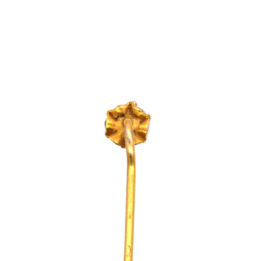 Rückansicht einer Art-Deco-Krawattennadel aus 18 Karat Gold mit einem rosa Saphir, die Textur und Handwerkskunst zeigt.
