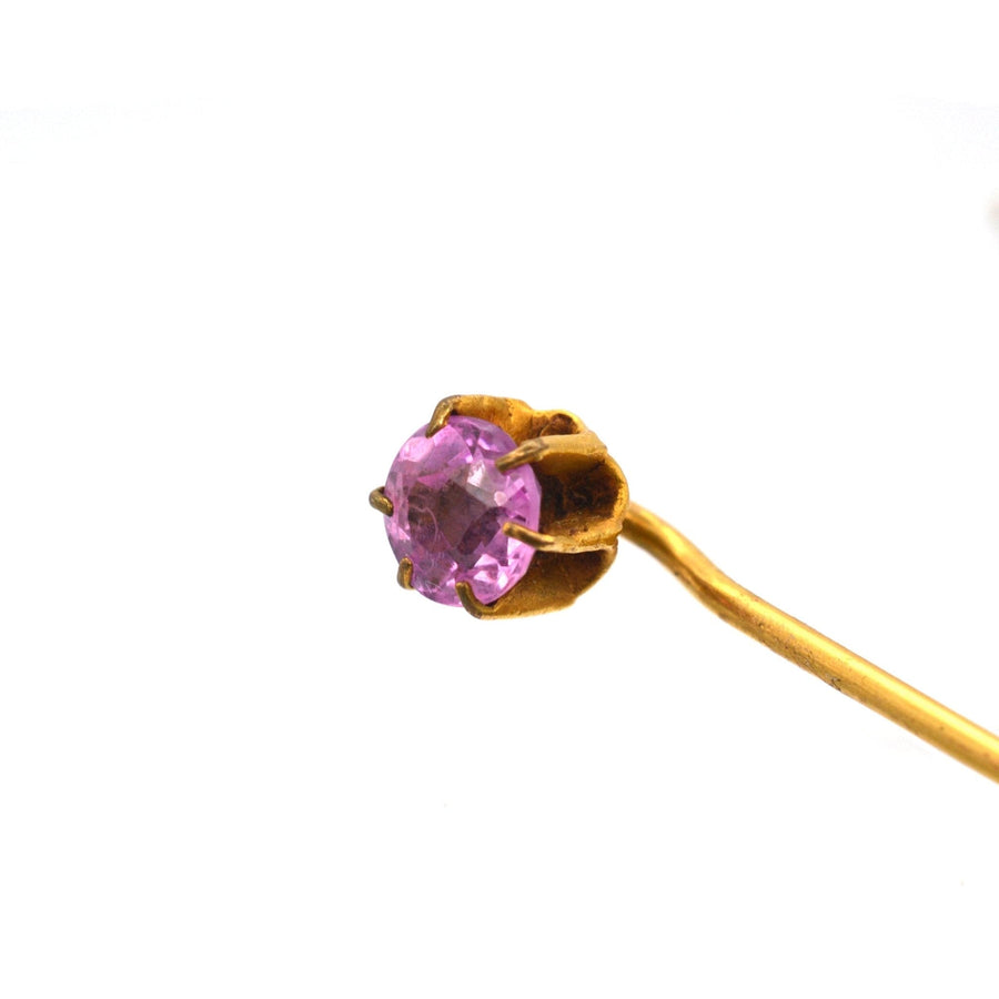 Art Deco Krawattennadel aus 18-karätigem Gold mit einem atemberaubenden 1-karätigen rosafarbenen Saphir, perfekt für einen raffinierten Look.