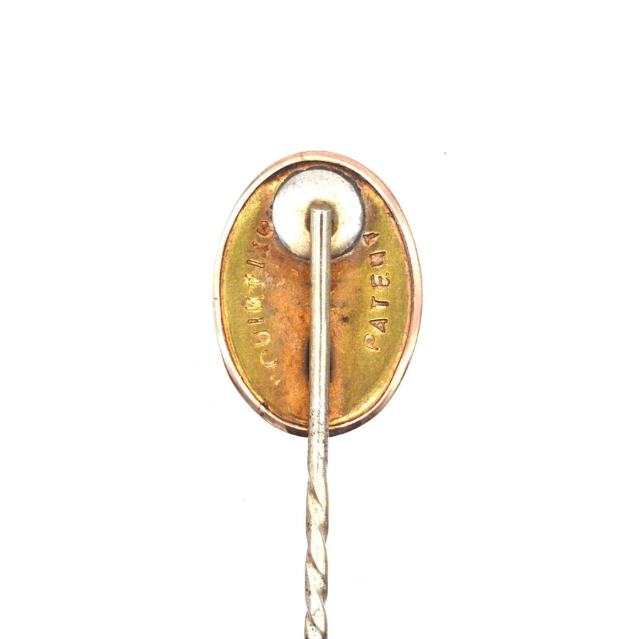 Rückansicht einer edwardianischen Krawattennadel aus Sardonyx mit 9-karätigem Goldband, die das komplizierte Design und die Handwerkskunst zeigt.