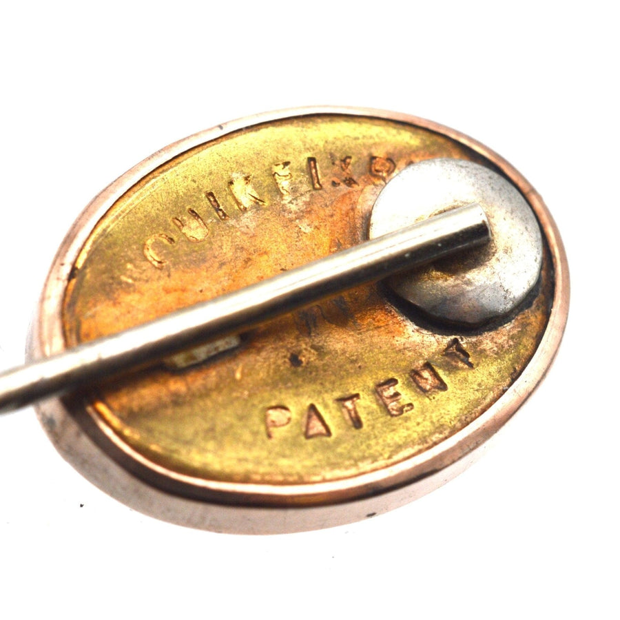 Nahaufnahme der Rückseite einer Krawattennadel aus Sardonyx mit 9-karätigem Goldband und Patentdetails.