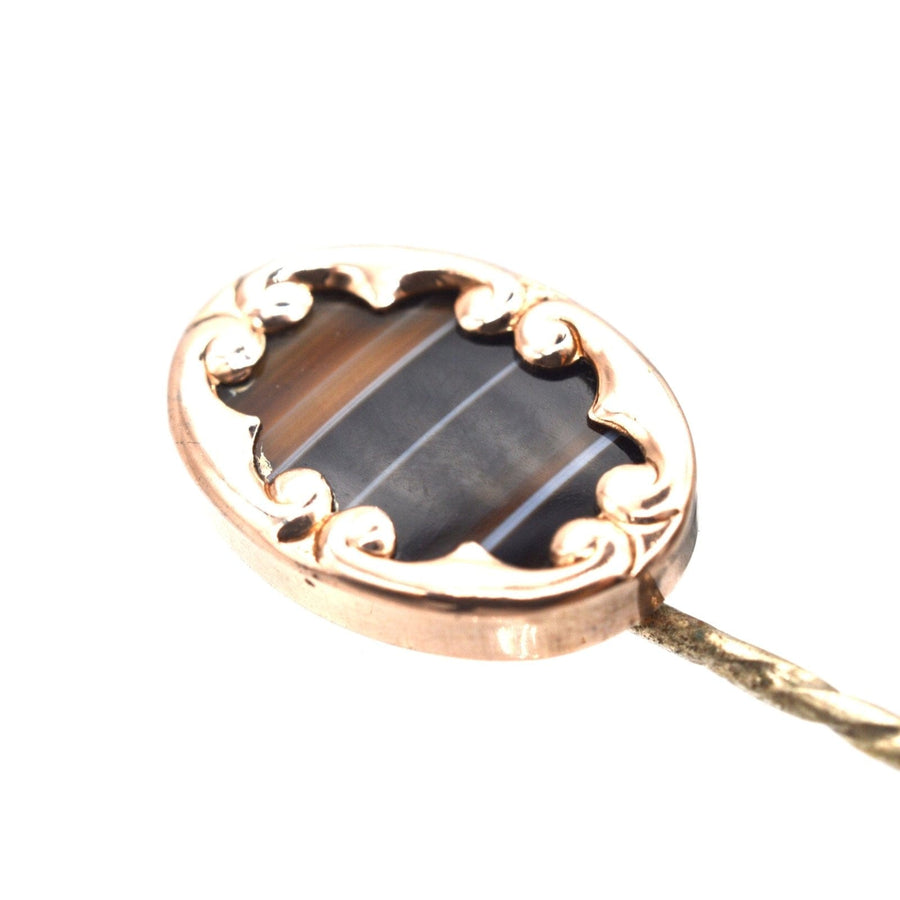 Edwardian 9ct Gold gebändert Sardonyx Achat Krawattennadel mit verzierten Wirbel Rahmen, um 1910.