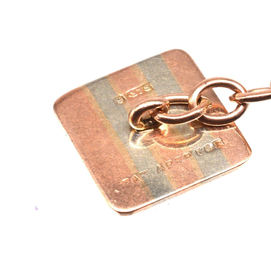 Nahaufnahme eines Manschettenknopfes aus 9-karätigem Gold mit gedrechseltem Design und Herstellermarke im Art-déco-Stil.