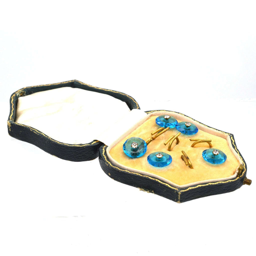 Blau-weißes Art-Déco-Kleidungsset mit Manschettenknöpfen und Hemdknöpfen im Originaletui, mit leuchtend blauem Glas und Diamantpaste.