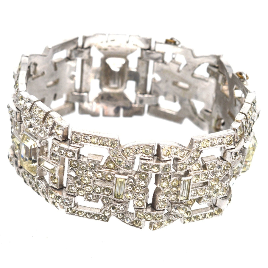 Art-Déco-Armband aus verchromter Diamantpaste mit verschlungenem geometrischem Muster und funkelnden Steinen, die die Eleganz des Jahrgangs unterstreichen.