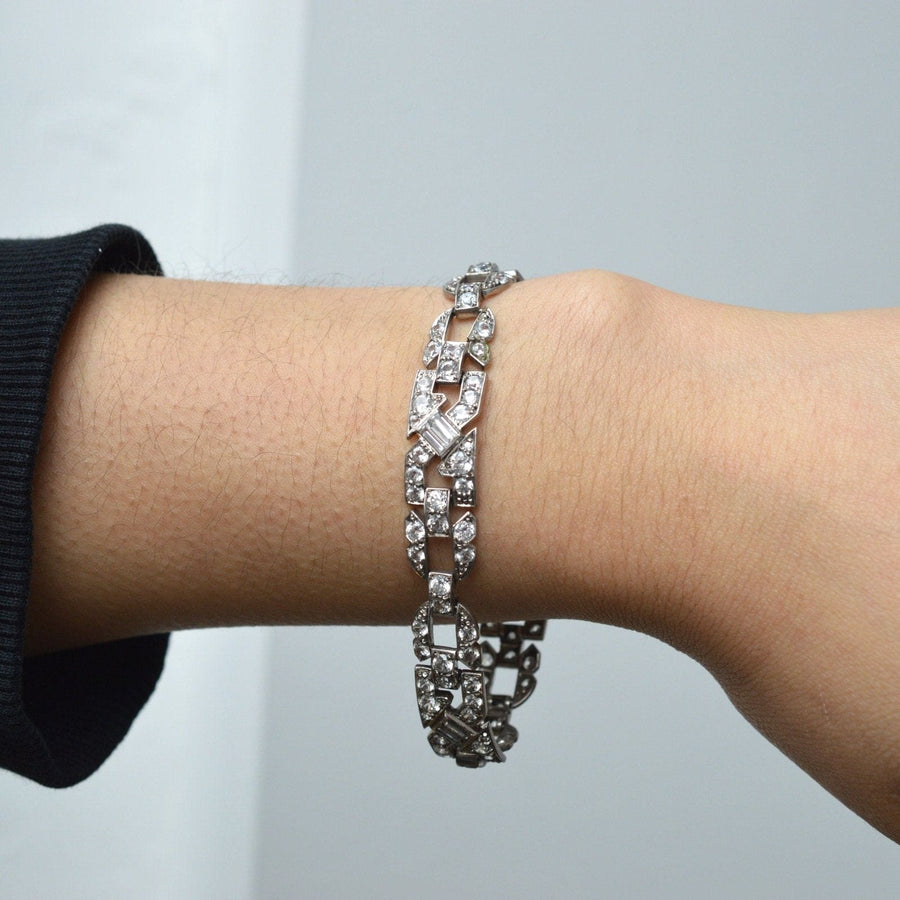 Art Deco Ciro Silberpaste Armband mit elegantem Design und funkelnden Steinen, getragen an einem Handgelenk.