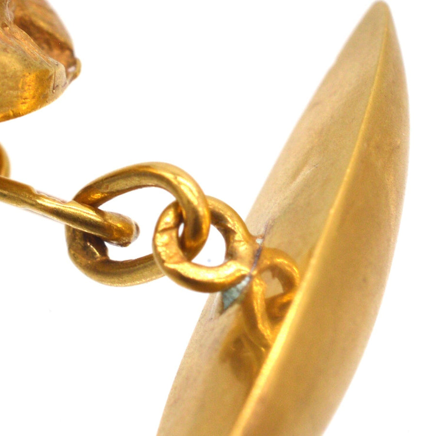 Detail der Manschettenknöpfe aus 18-karätigem Gold im Stil des ägyptischen Art Deco, die die Kunstfertigkeit und das Design des Goldes präsentieren.