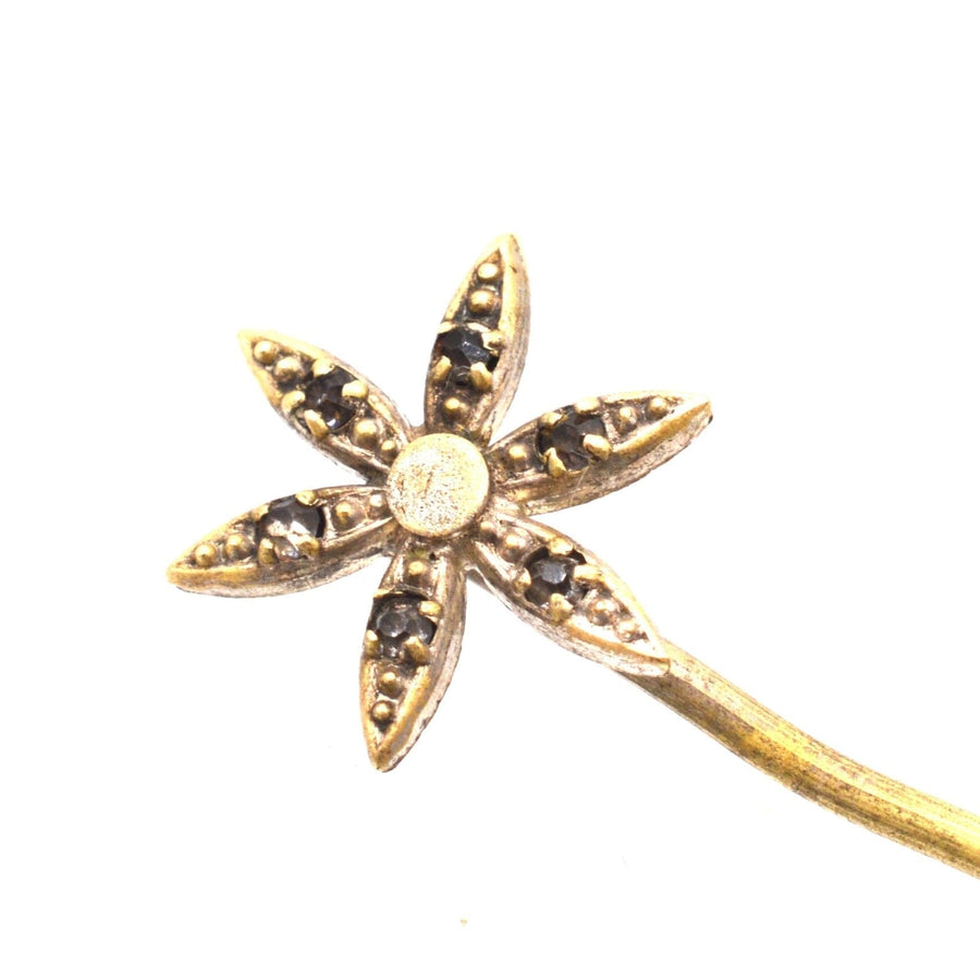 Krawattennadel mit Blumen im Art-Déco-Stil mit Glaspaste in Blütenblättern, goldfarbenem Finish und mitgelieferten Stoppern.