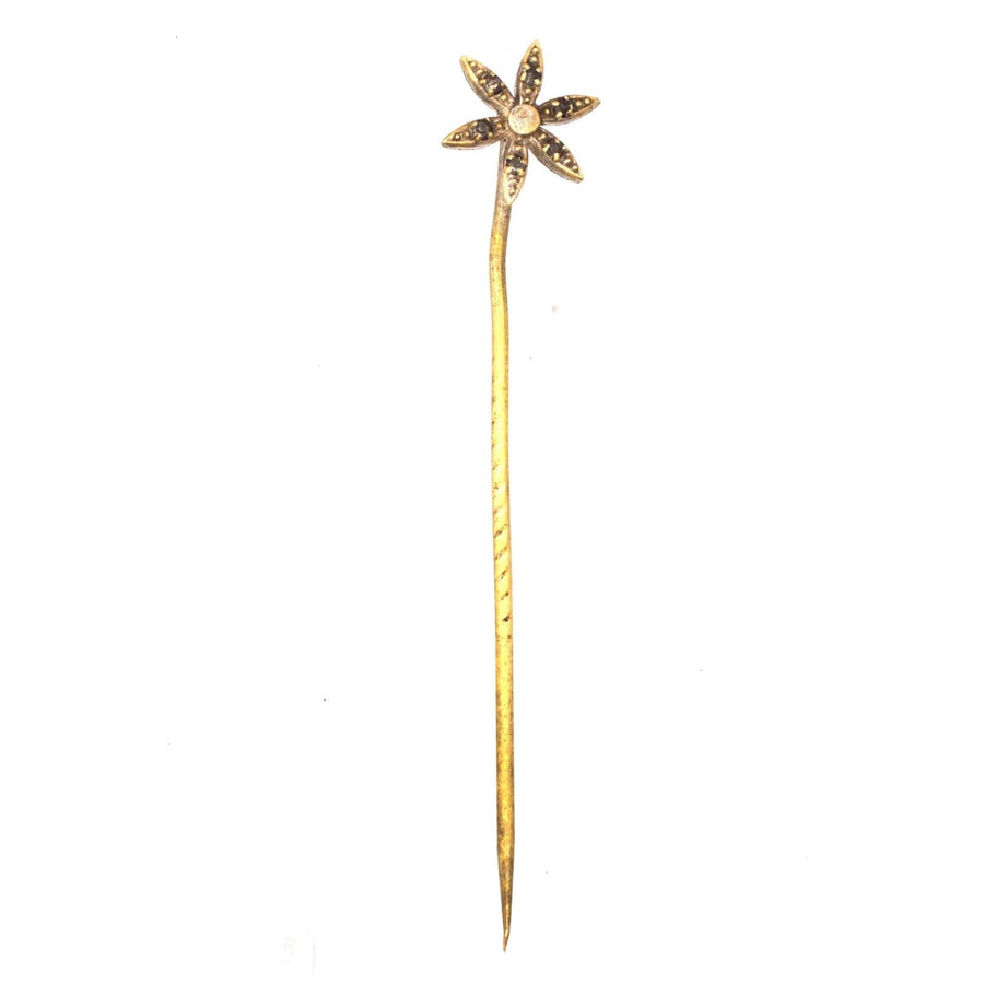 Art-Déco-Blumen-Krawattennadel mit Glaspaste in jedem Blütenblatt, elegante Ergänzung zur formellen Kleidung.