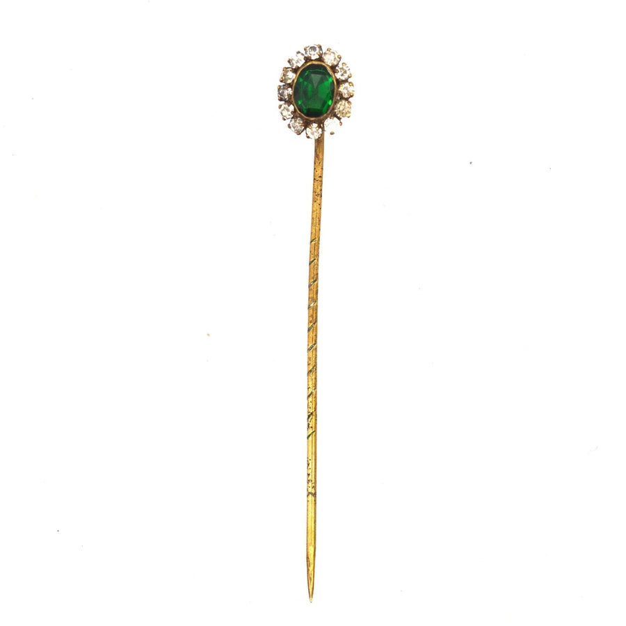 Art Deco Krawattennadel in grüner und weißer Paste, perfekt für stilvolle Seidenkrawatten, mit einem auffälligen smaragdgrünen Mittelstück.