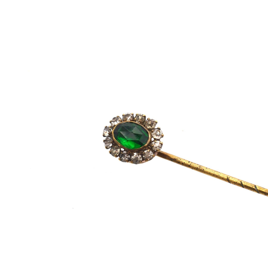 Art Deco Krawattennadel mit grünem Smaragd und weißer Paste mit goldfarbener Rückseite, ideal für elegante Seidenkrawatten.