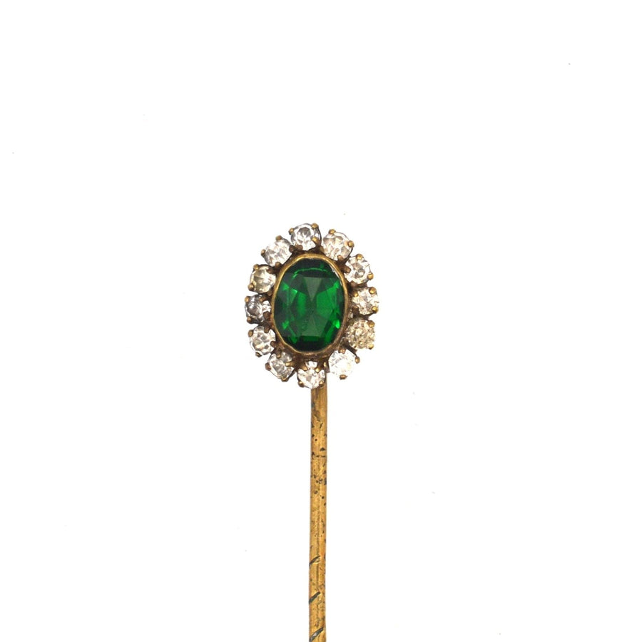 Art-Déco-Krawattennadel 'Smaragd' in Grün mit weißen Strasssteinen, perfekt, um bunten Seidenkrawatten Eleganz zu verleihen.