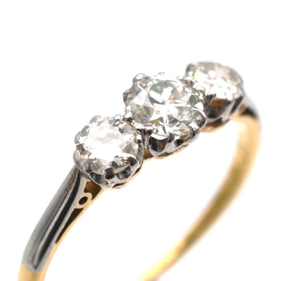 Art-Deco-Ring aus Platin und 18-karätigem Gold mit drei Steinen und klaren weißen Diamanten, perfekt für die Verlobung.