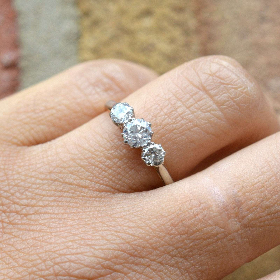 Dreistein-Diamantring aus Platin und 18-karätigem Gold im Art-Déco-Stil an einem Finger, mit klaren Brillanten.