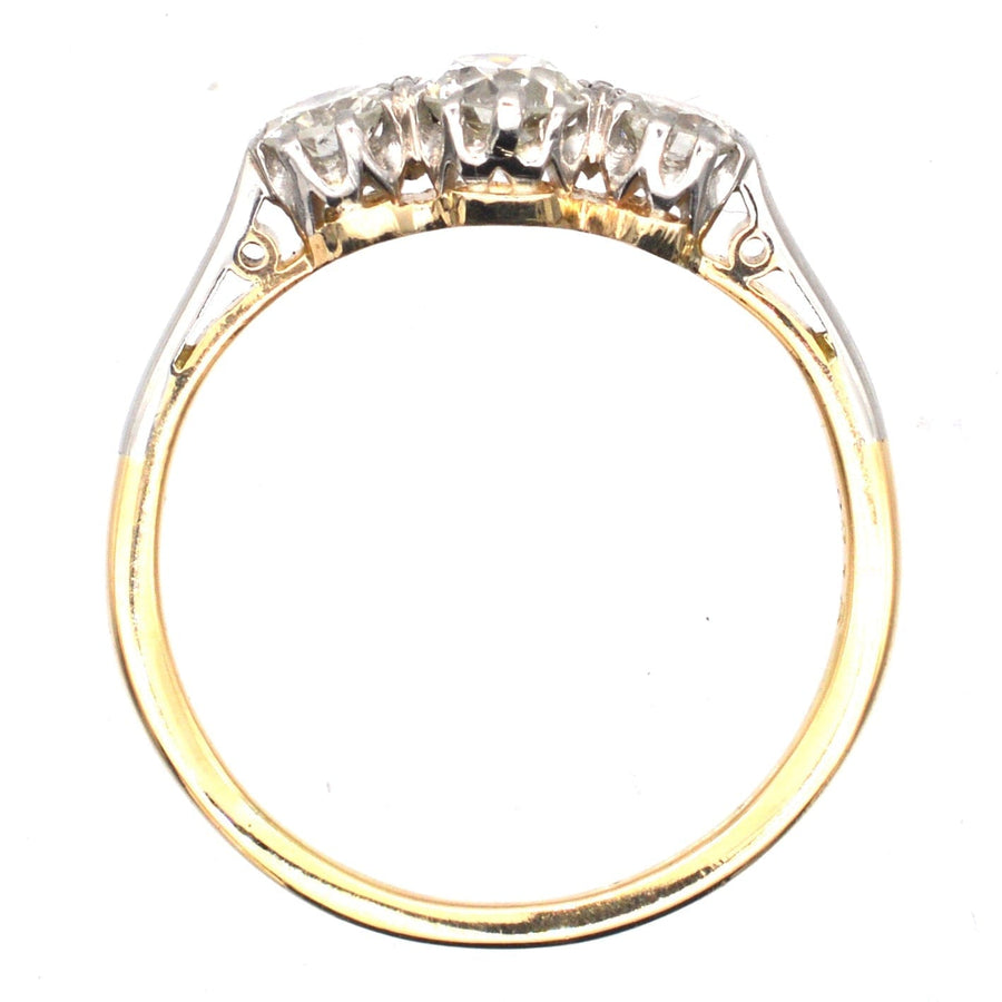 Art-Deco-Ring aus Platin und 18-karätigem Gold mit drei Diamanten in einer flachen Fassung mit klaren, weißen Diamanten.