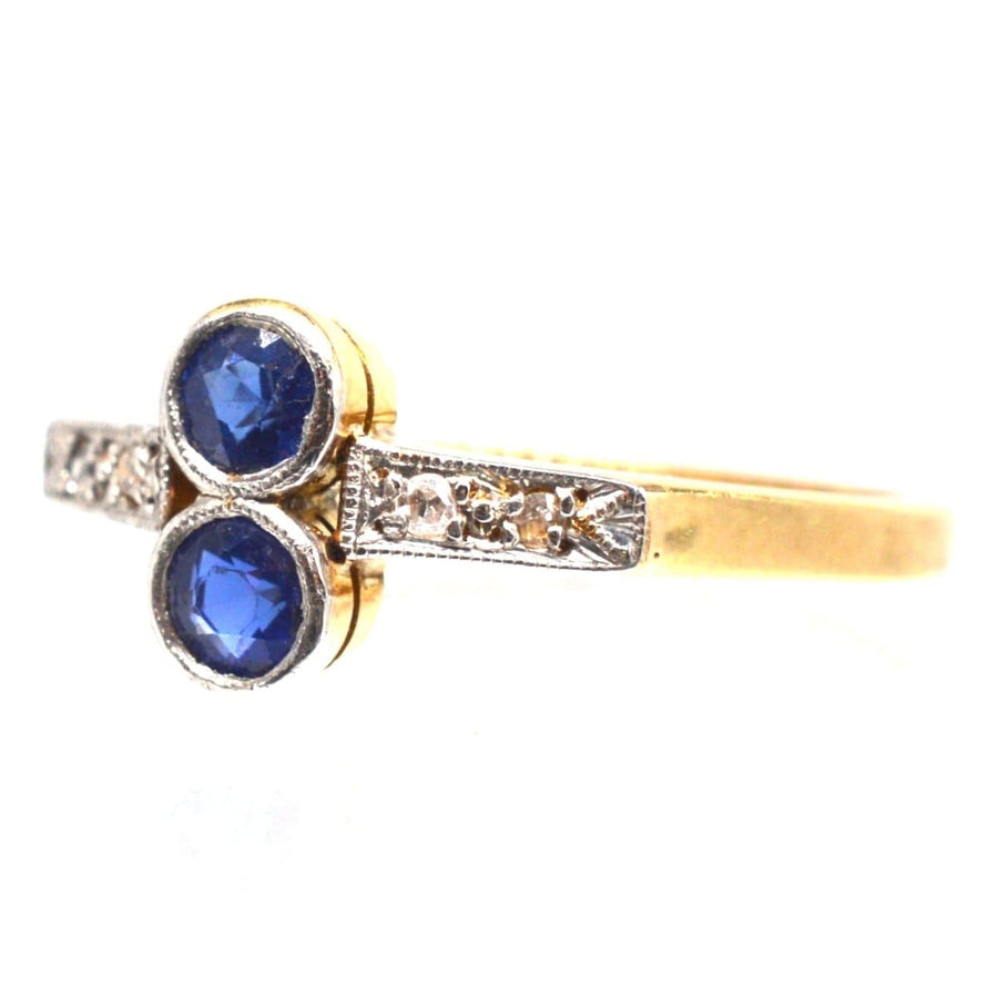 Art-Deco-Ring aus Platin und 18-karätigem Gold mit zwei blauen Saphiren und Diamanten, perfekt als Verlobungsring oder Geschenk.