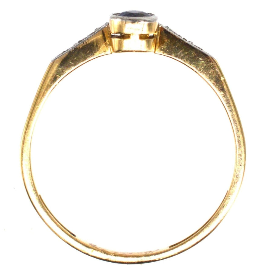 Art-Deco-Ring aus Platin und 18 Karat Gold mit Saphiren und Diamanten, ideal für Verlobungen und Geburtstage im September.