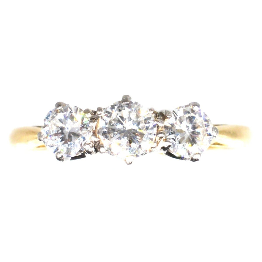 Dreistein-Diamantring aus Platin und 18-karätigem Gold im Art-Déco-Stil mit hellen runden Diamanten, perfekt als Verlobungsring.