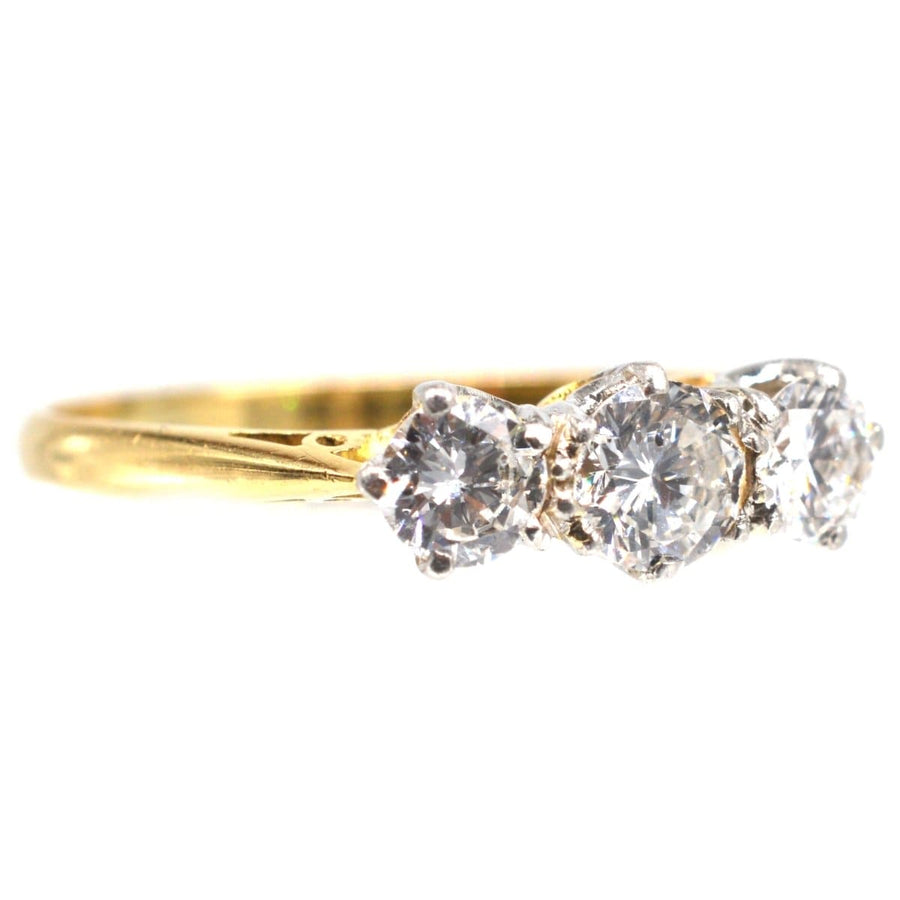 Dreistein-Diamantring im Art-Deco-Stil aus Platin und 18-karätigem Gold mit großen funkelnden Diamanten.
