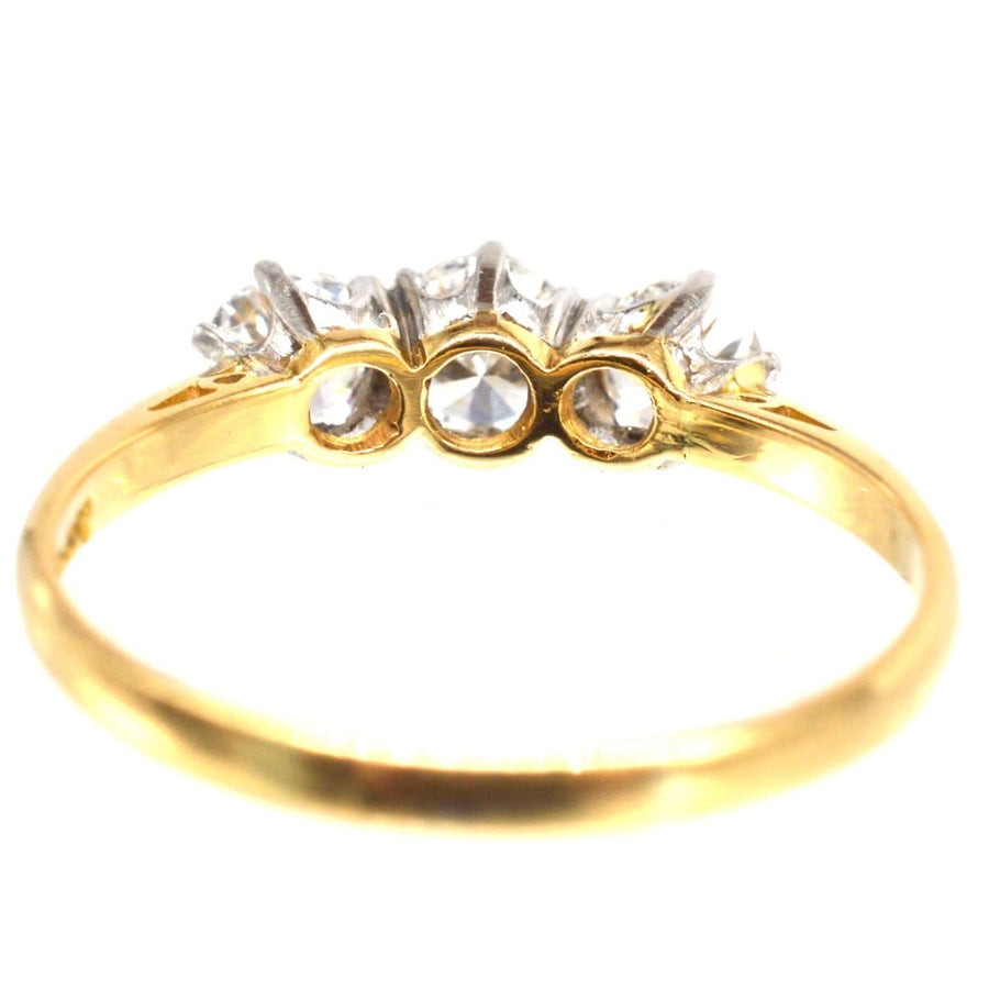 Art-Déco-Ring aus Platin und 18-karätigem Gold mit drei Steinen und großen, strahlenden Diamanten in einem zeitlosen Design.