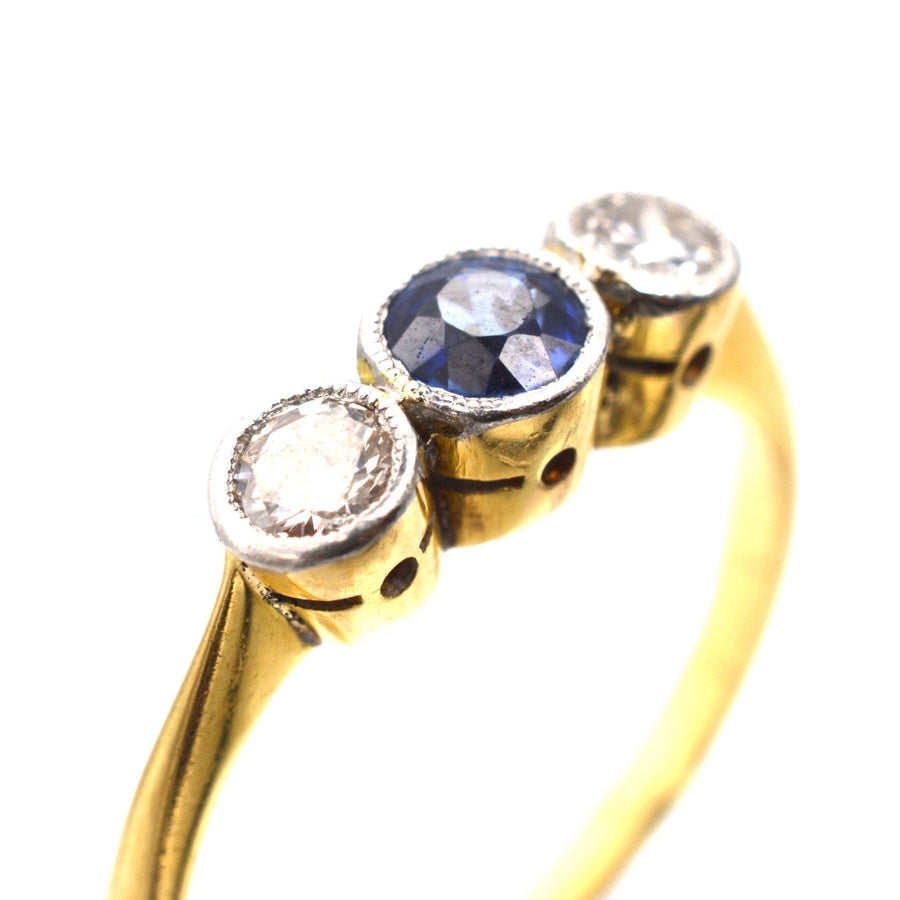 Art-Deco-Ring aus Platin und 18-karätigem Gold mit drei Steinen, einem Saphir und einem Diamanten in der Lünette.