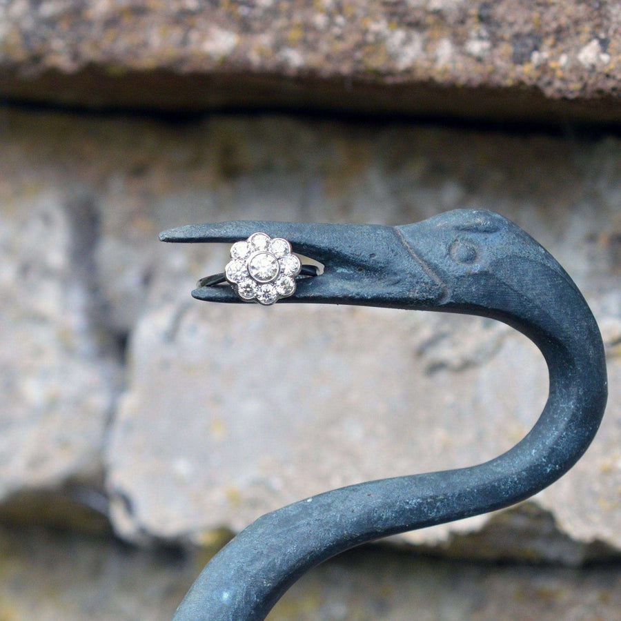 Art-Déco-Ring aus Platin mit Diamanten auf einer dekorativen, vogelförmigen Halterung, funkelnd mit über einem Karat Diamanten.