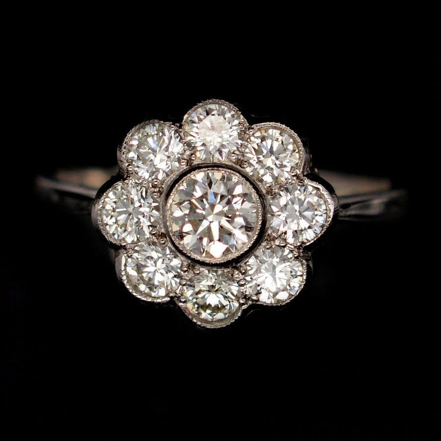 Art-Deco-Ring aus Platin mit mehr als einem Karat funkelnder Diamanten in einer Millegrain-Fassung.
