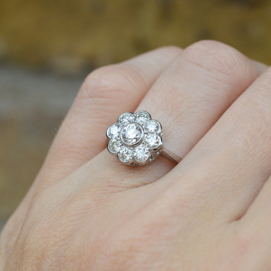 Verlobungsring aus Platin im Art-Déco-Stil mit einem floralen Design und funkelnden Diamanten.