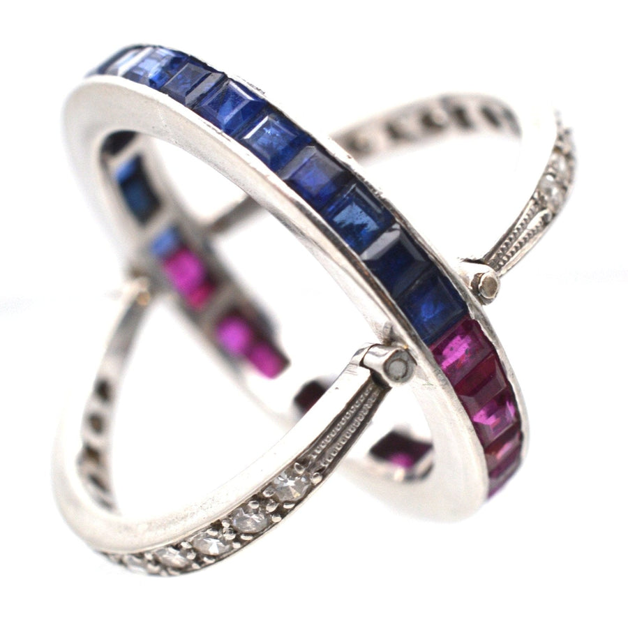 Art-Deco-Ring aus Platin mit Diamanten, Saphiren und Rubinen in einem einzigartigen, vielseitigen Design.