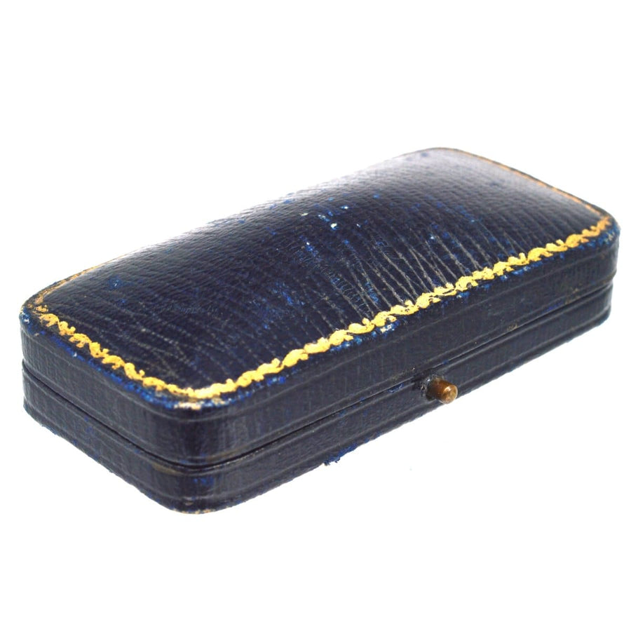 Blaue Lederschatulle im Vintage-Stil mit Goldverzierung, ideal für die Aufbewahrung von Schmuck oder Andenken.