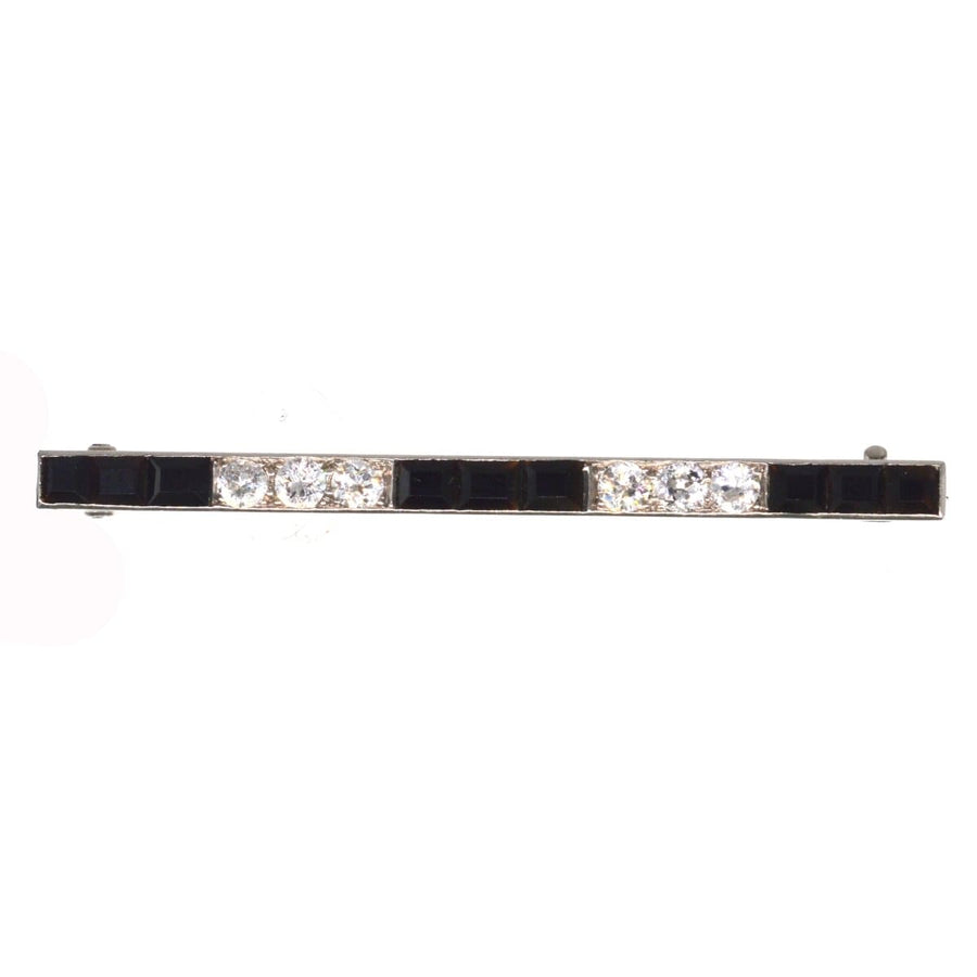 Art-Deco-Brosche aus Platin mit Onyx im Smaragdschliff und runden Diamanten, perfekt für jedes stilvolle Accessoire.