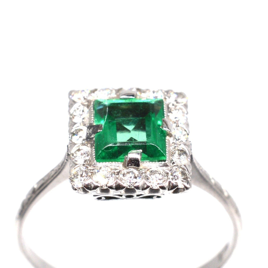 Art-Deco-Ring aus Platin mit rechteckigem Smaragd und Diamanten, exquisites Design, perfekt für die Verlobung.