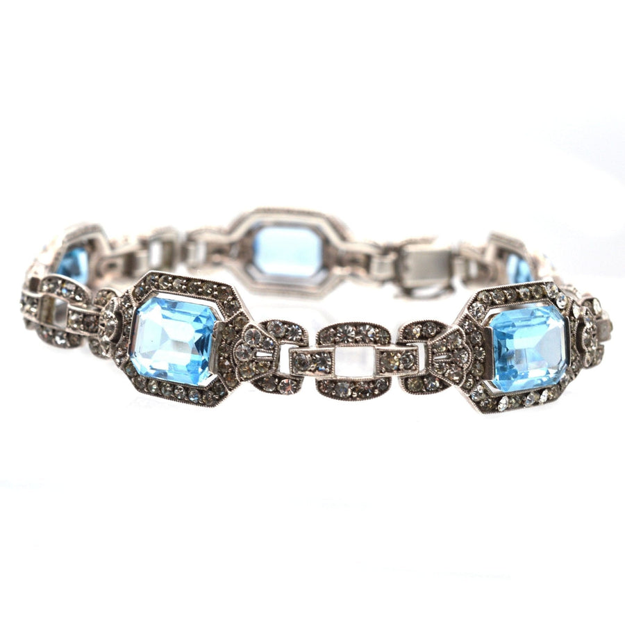 Silberarmband im Art-Deco-Stil mit blauen Strasssteinen und funkelnden Details, die an Aquamarine und Diamanten erinnern.