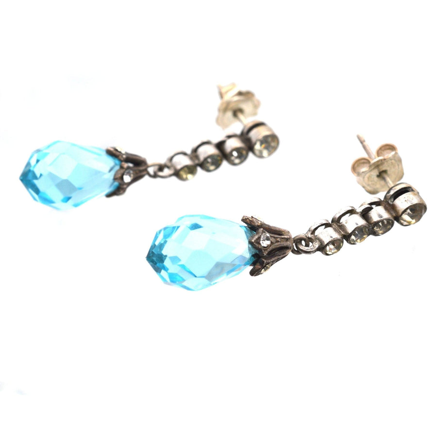 Silberne Ohrringe im Art-Déco-Stil mit blauen, facettierten Strasssteinen und weißen Diamantenimitaten, perfekt für einen eleganten Look.