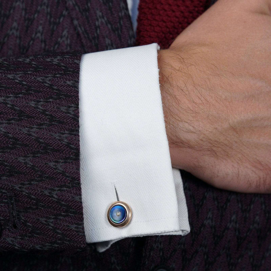 Nahaufnahme einer Herrenmanschette mit einem Art-Deco-Manschettenknopf aus vergoldetem Silber, der mit schwarzem Perlmutt und einem Diamanten besetzt ist.