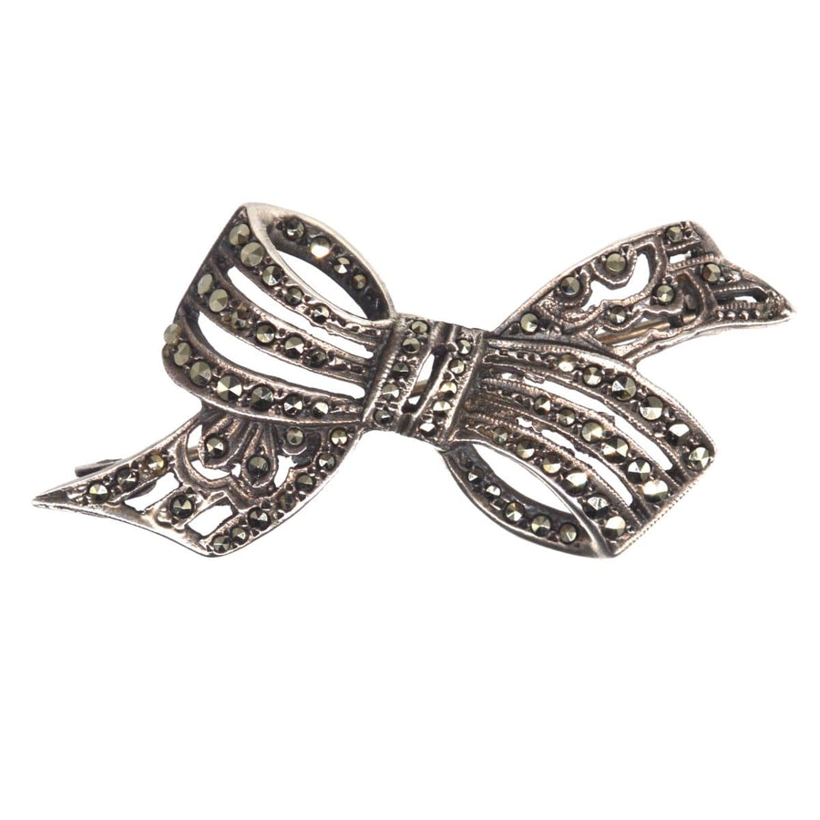 Art-Déco-Brosche aus Silber und Markasit mit skulpturalem Design und komplizierten Details, ideal für Liebhaber von Vintage-Schmuck.