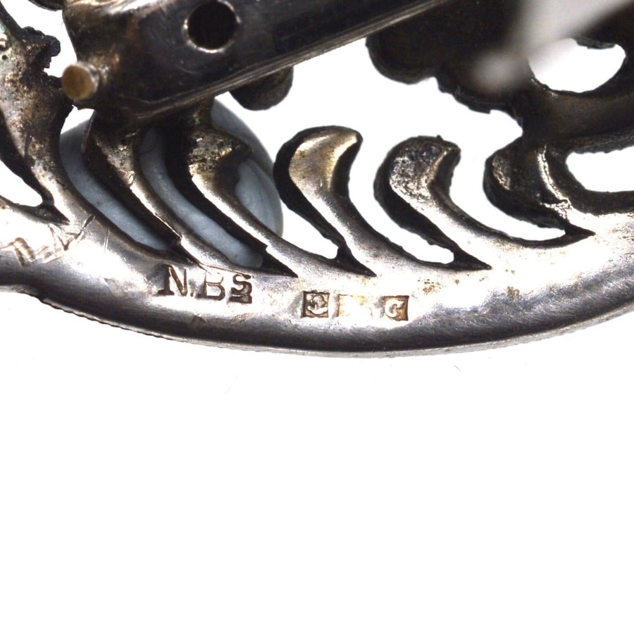 Punzierung einer Art-Deco-Brosche aus Silber und Markasit mit doppeltem Clip der Gebrüder Nathan aus dem Jahr 1927.