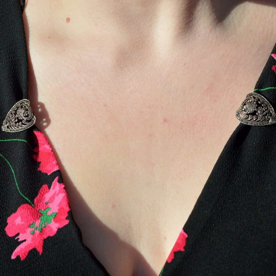 Art Deco Silber und Markasit Doppel-Clip-Brosche auf Kleidung mit lebendigen floralen Design präsentiert.