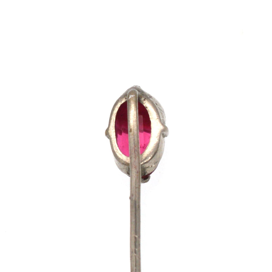 Art Deco Silber Krawattennadel mit einer atemberaubenden roten Paste, die Rubine aus Taubenblut imitiert, 1920er Jahre Modeschmuck.