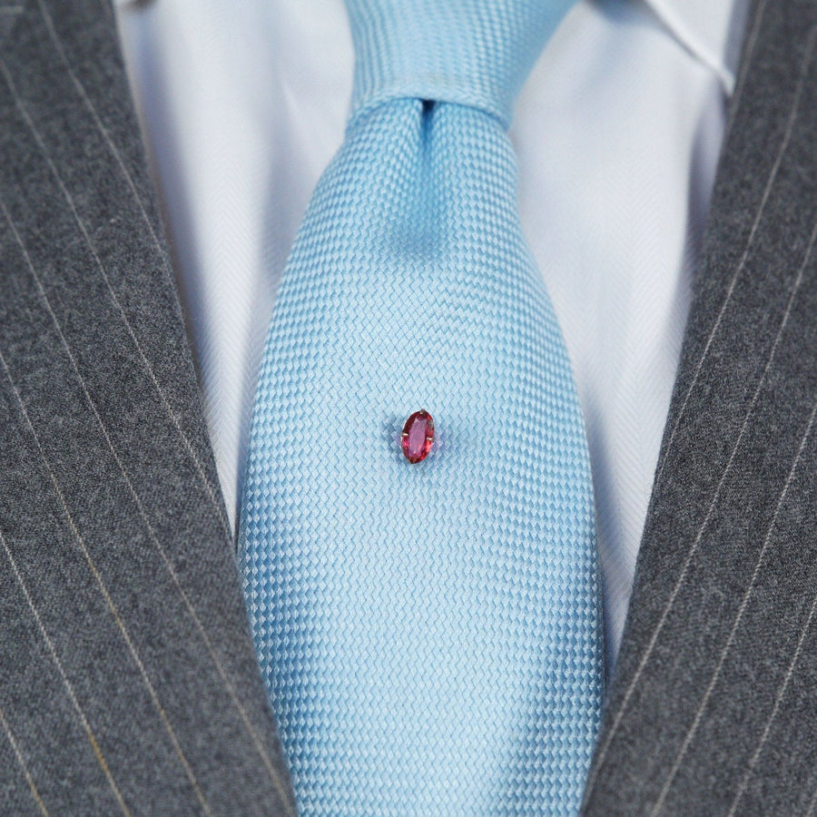 Art Deco Silber Krawattennadel mit roter Paste auf einer hellblauen Seidenkrawatte, Vintage 1920er Modeschmuck.
