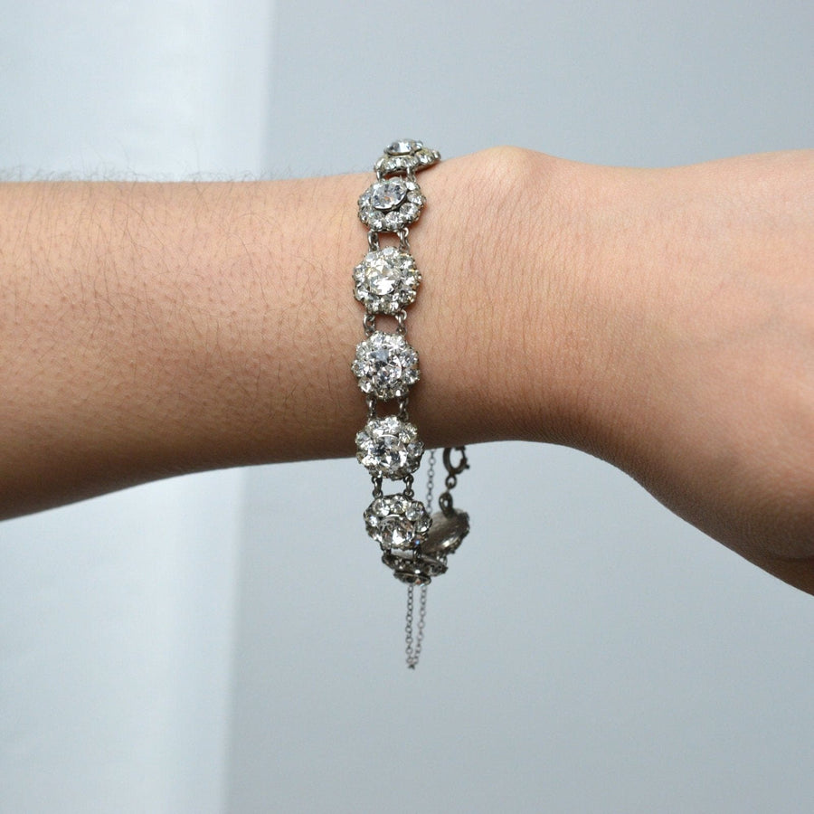 Silberarmband im Art-Déco-Stil mit zwölf Diamanten in Pastenform, die sich elegant um ein Handgelenk schmiegen.