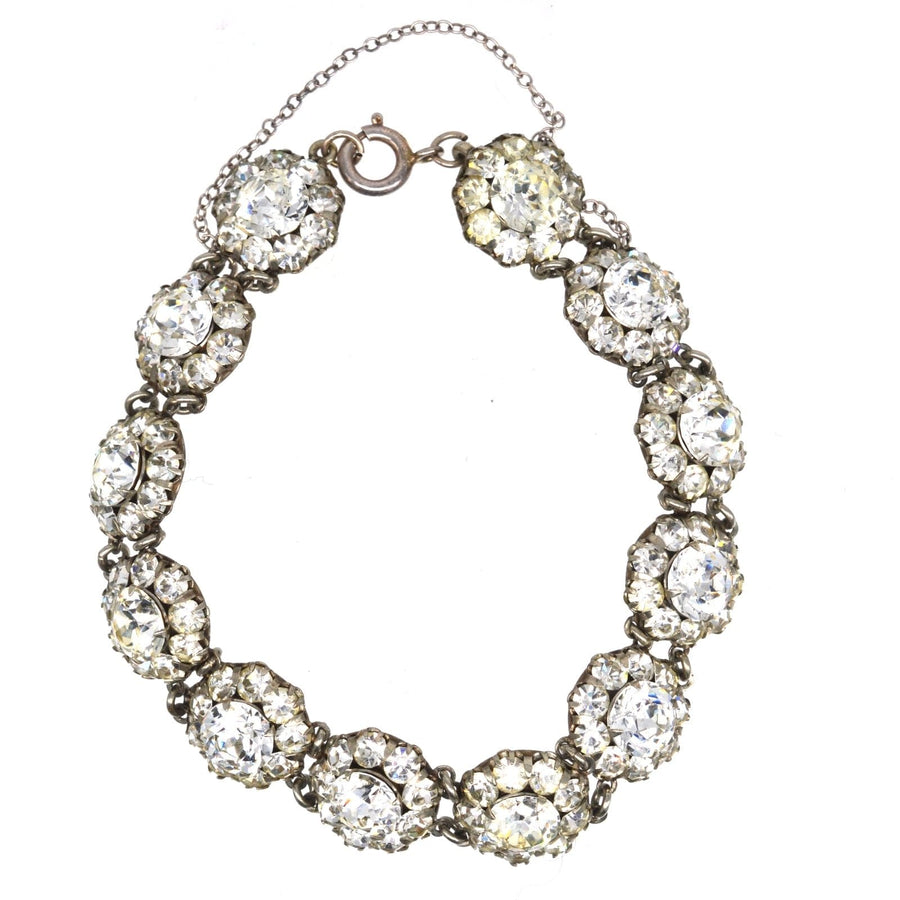 Silberarmband im Art-Déco-Stil mit zwölf Gruppen eleganter "Diamant"-Steine, die ein luxuriöses Design widerspiegeln.