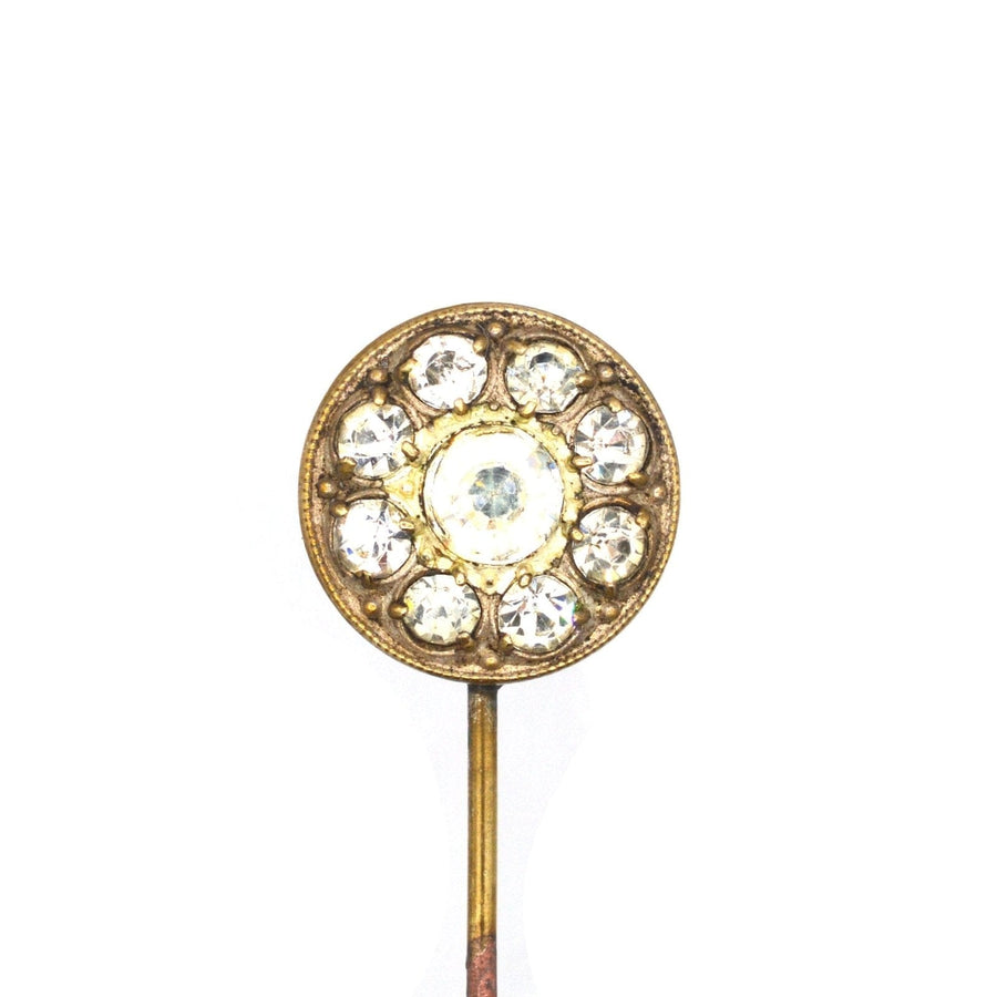 Art Deco Krawattennadel aus weißer Paste mit rundem Vintage-Design und funkelnden Edelsteinen, perfekt für bunte Seidenkrawatten.