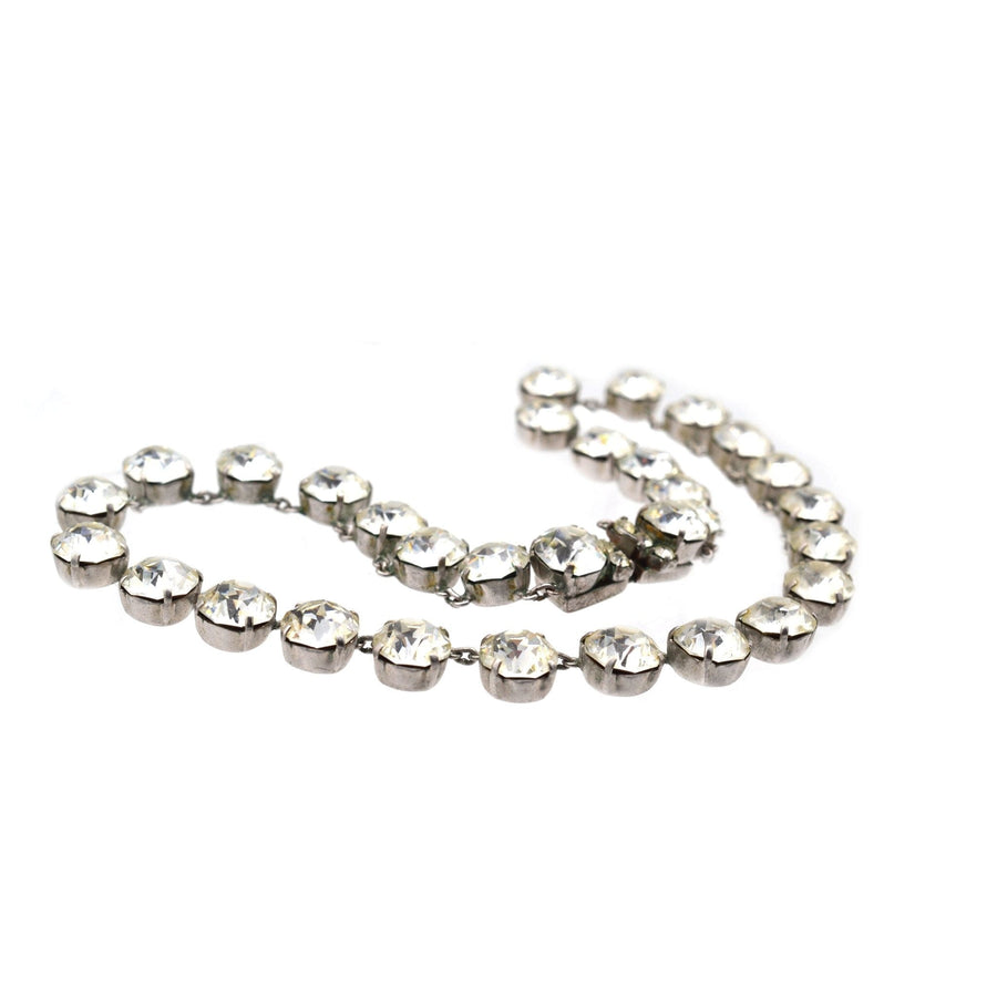 Art-Deco-Halskette aus weißem Strass mit funkelnden Steinen, die zeitlose Eleganz und dramatischen Stil ausstrahlt.