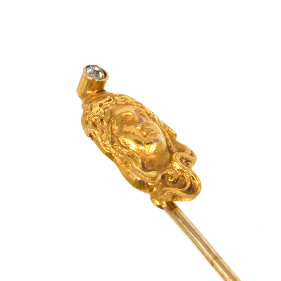 Jugendstil-Anstecknadel aus 15-karätigem Gold mit dem Porträt einer Frau, das mit einem Diamanten verziert ist und die eleganten Kurven der Epoche verkörpert.
