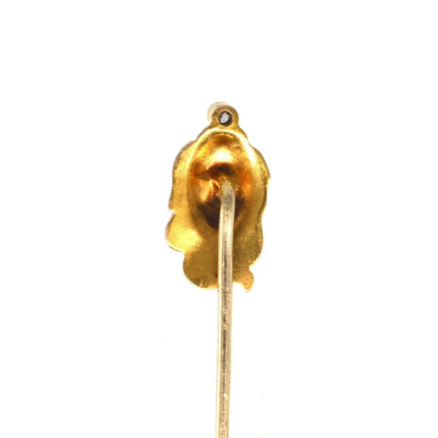Jugendstil-Anstecknadel aus 15-karätigem Gold mit dem Porträt einer Frau und einem Diamanten, die sinnliche Kurven und ein kompliziertes Design zeigt.
