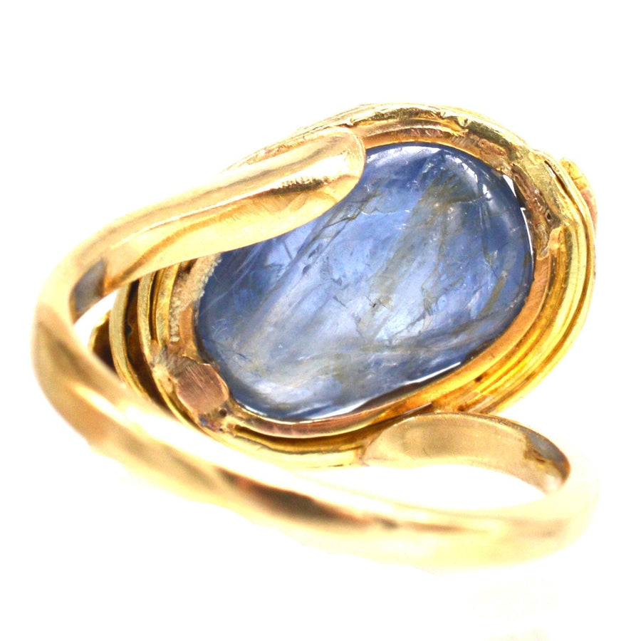 Jugendstil-Ring aus 18 Karat Gold mit einem großen blauen Kyanit-Cabochon in einem floralen Design.