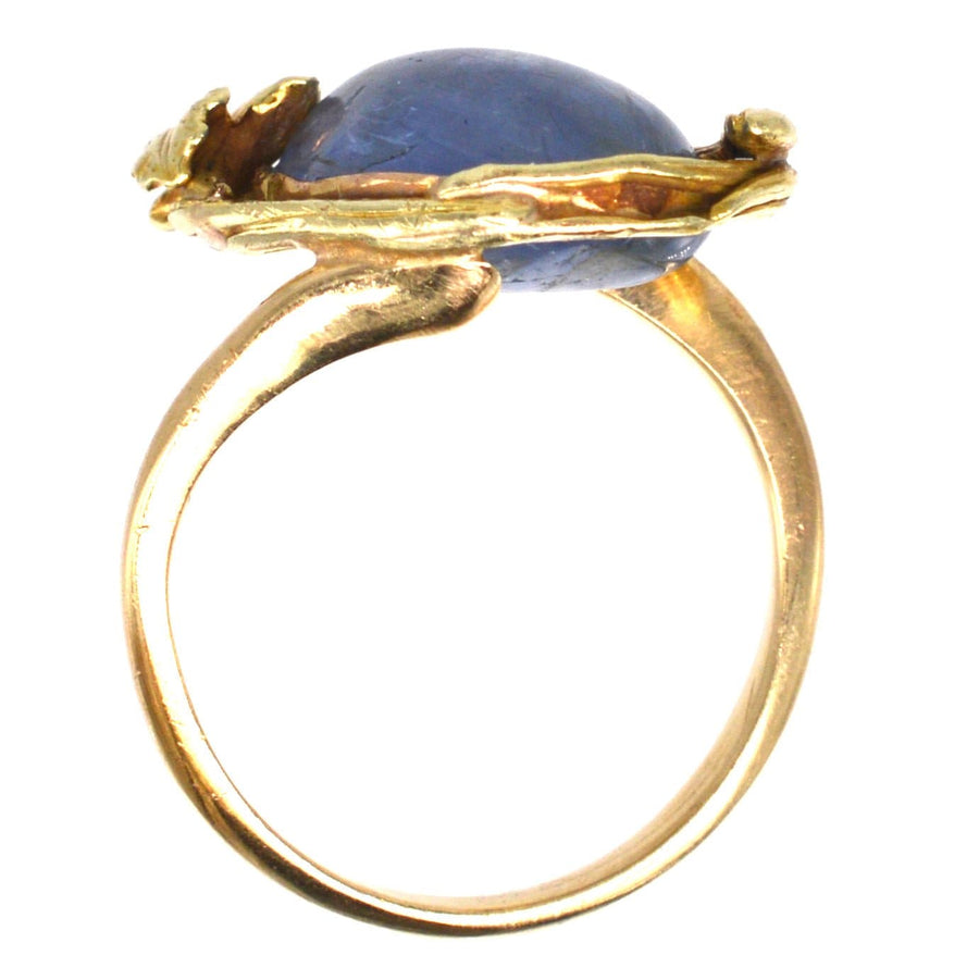 Jugendstil-Ring aus 18 Karat Gold mit doppeltem Kyanit-Cabochon und zartem Blumen- und Knospenmuster.