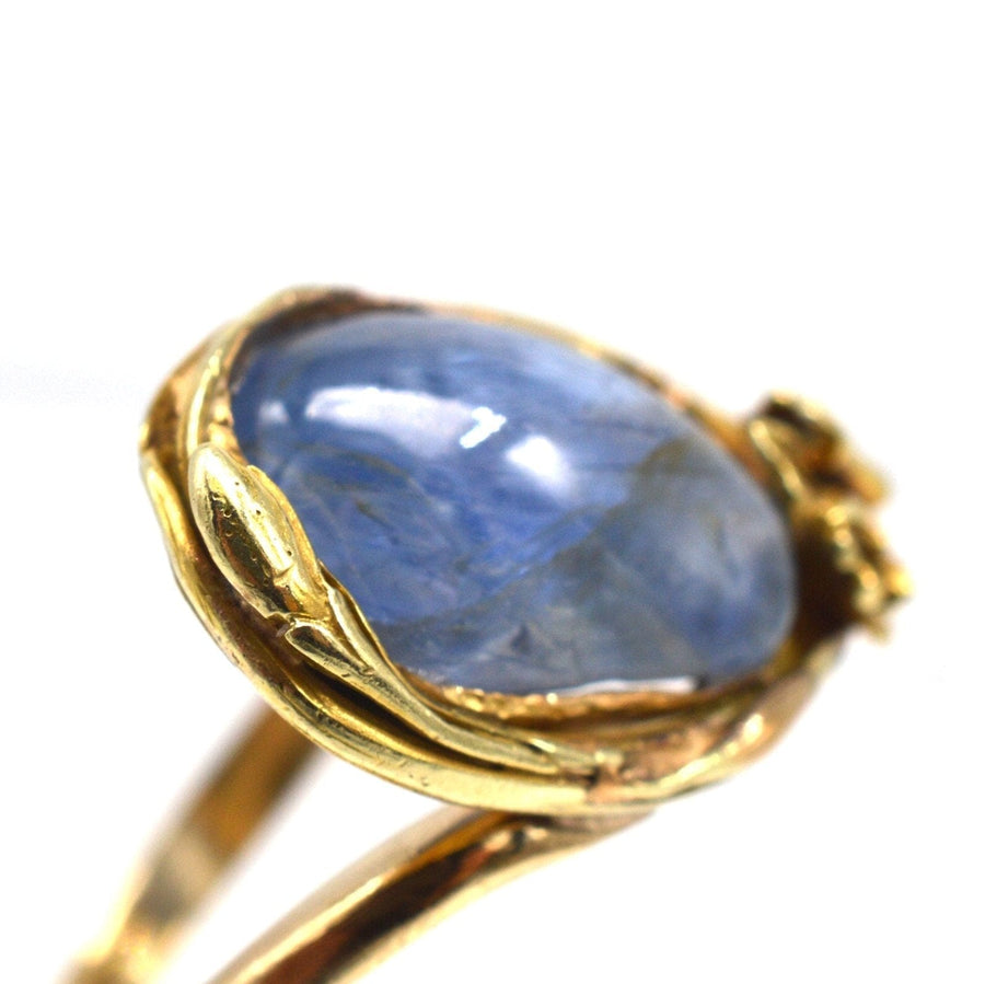 Jugendstil-Ring aus 18-karätigem Gold mit einem großen Kyanit-Cabochon und floralen Verzierungen.
