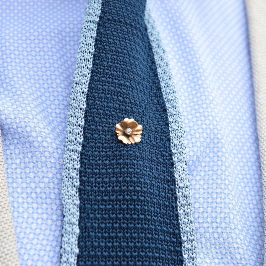 Jugendstil-Krawattennadel mit Blumen aus 9-karätigem Gold, die eine strukturierte blaue Krawatte schmückt, die für Eleganz und Charme steht.