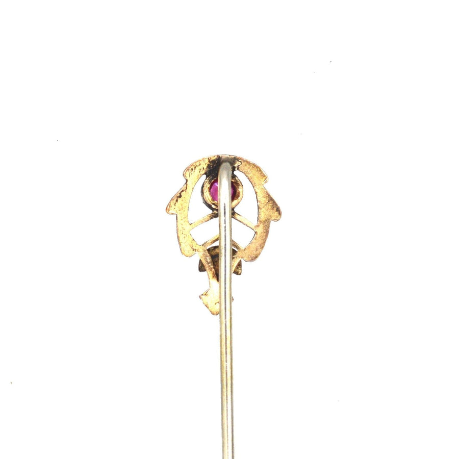 Jugendstil-Krawattennadel aus zweifarbigem 9-karätigem Gold mit einem Rubin in einer zarten Millegrain-Fassung.